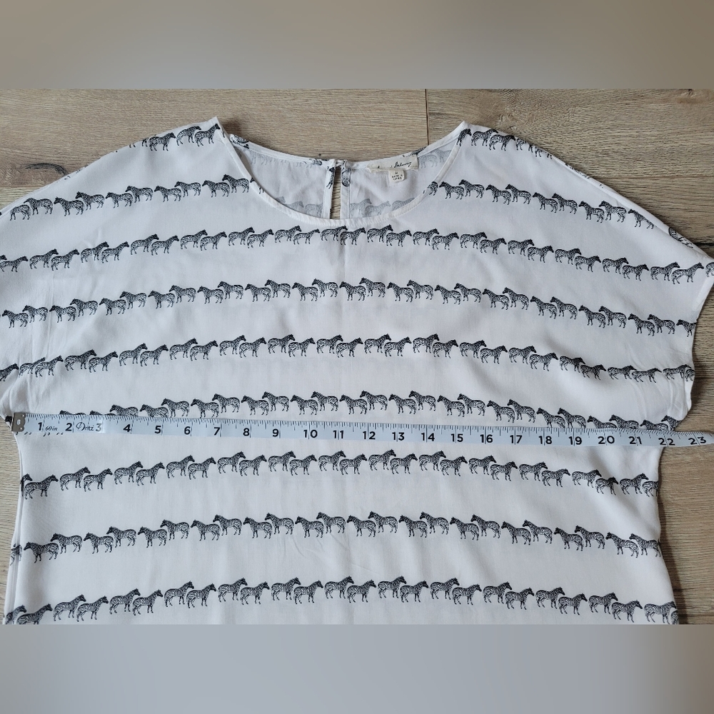 Jane and Delancey Zebra Top , Size M , White with Zebra Graphics - Picture 5 of 8